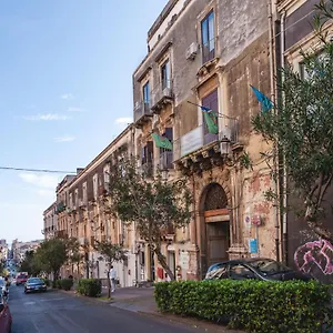 https://modern-duplex-with-balcony-by-wonderful-italy.taorminaitalyhotels.com